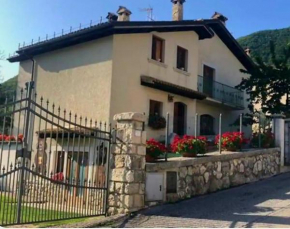 A due passi dai lupi